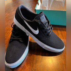 NWT Nike Janoski Black and White Canvas Men's size 10 Skater Sneakers
